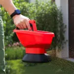 Using a battery hand spreader for seed and fertiliser – Mr. Green Grass®